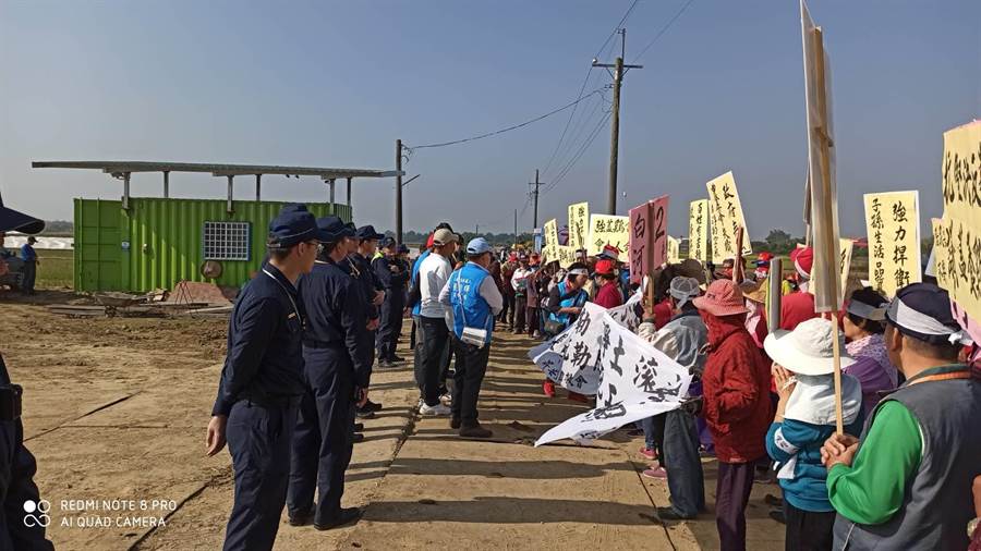 台南白河昇安里近百民眾前往當地一處養雞場工地抗議，表達拒絕養雞場進駐立場。（翻攝照片／莊曜聰台南傳真）