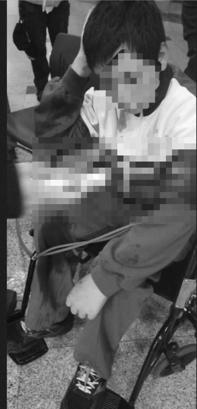台中海線一名國中男學生，遭3名學長霸凌毆打，造成頭破血流，校服沾上血跡，硬撐到最後一站下車返家，才由家長送醫治療。（摘自爆料公社）