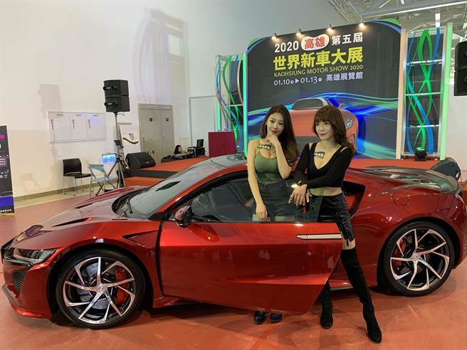 2020高雄車展由2位知名網紅寫真女星謝侑芯與黃語辰一起為車展雙代言。（柯宗緯攝）