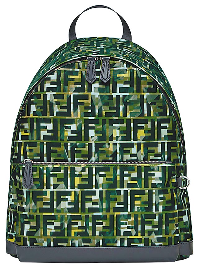 FENDI墨綠色FF Logo設計後背包，5萬6000元。（FENDI提供）