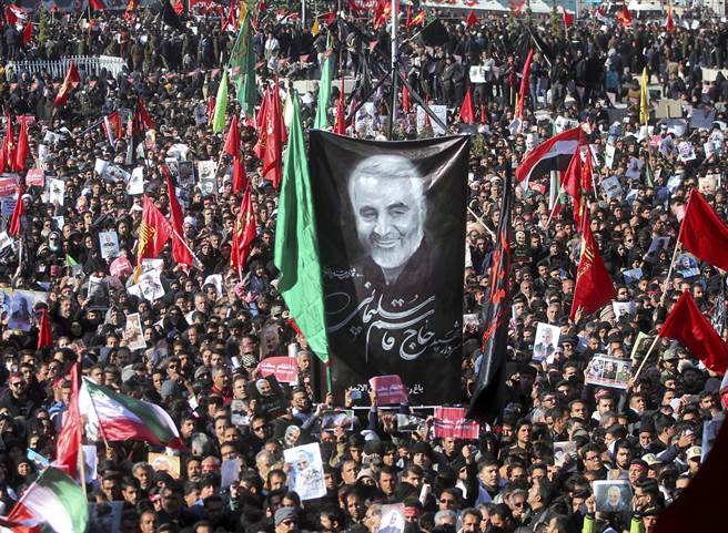 伊朗第二号人物，也就是革命卫队精锐圣城部队（Quds Force）指挥官苏雷曼尼的遗体运返故乡克尔曼（Kerman）后，大批民眾7日出席他的葬礼以示哀悼。（美联社）