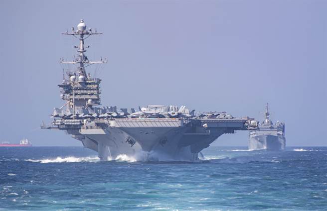 尼米兹级（Nimitz-Class）核动力航母「杜鲁门」号（USS Harry S. Truman，CVN 75）2019年12月17日穿越曼德海峡（Bab al-Mandeb strait）的资料照。（美国海军）