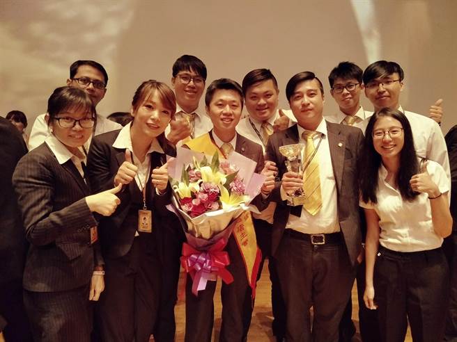 陈俊安店长不仅带领团队获颁「单月成交冠军」，更成功培育出3位店长和多位百万年薪经纪人。