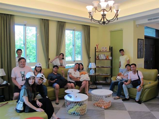 陈俊安2大年度目标：每年都能带大家出游，团队都是百万年薪经纪人。照片是宜兰旅游时拍摄。