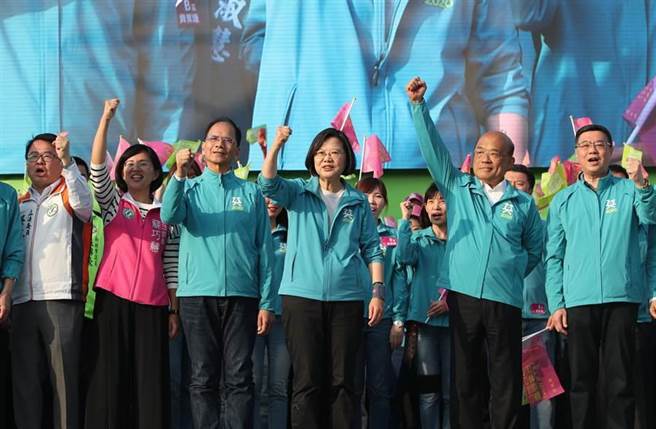 「台湾智会」最新民调显示，有42%民眾希望2024能有政党轮替。图为2020年总统大选，蔡英文新北市竞选总部举行成立大会，时任党主席卓荣泰、行政院长苏贞昌及前行政院长游锡堃等党内人士大喊冻蒜。（资料照片，郑任南摄）