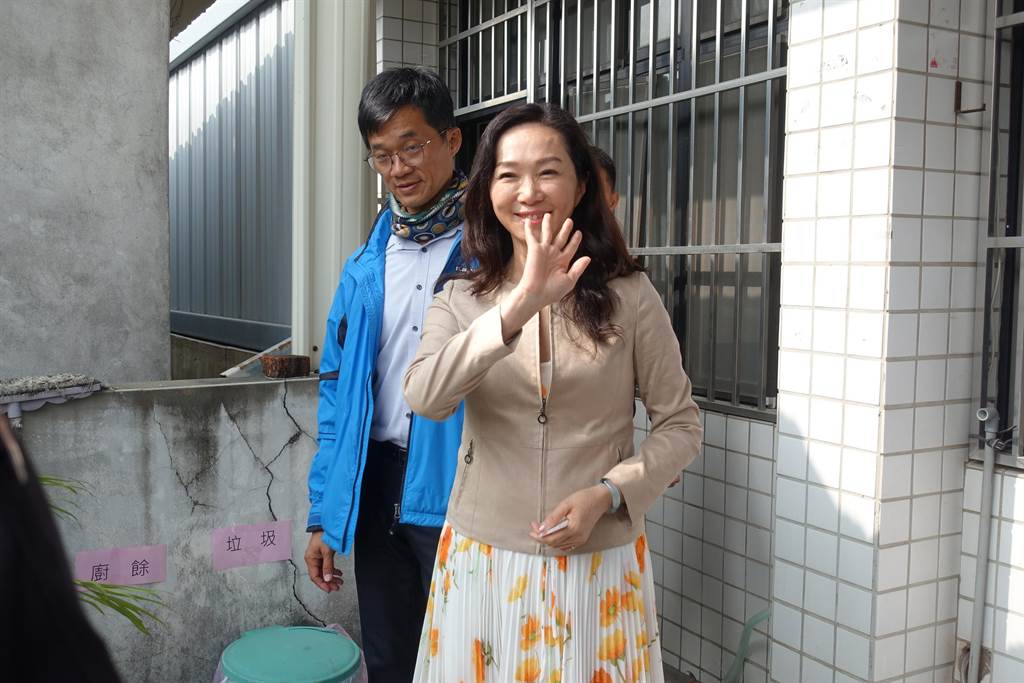 韓國瑜妻子在李佳芬在弟弟李明哲（左）陪同下投票。（周麗蘭攝）
