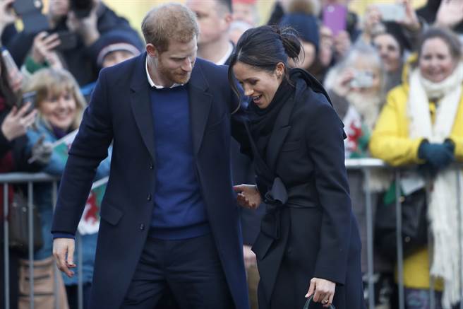 哈利王子与妻子梅根8日投下震撼弹，自行宣布退出资深王室成员身分，父亲查尔斯王子对此震怒，威胁若两人完全抛弃王室责任，将断绝对两人的金援。图为哈利王子与梅根。（美联社）