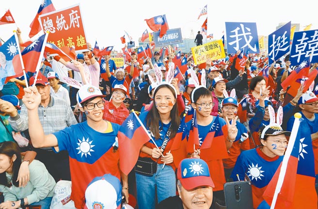 2020總統大選選前之夜，國民黨10日在高雄舉辦「台灣安全 人民有錢 夢時代選前之夜」，現場擠滿熱情支持者搖旗吶喊。會場中有許多年輕人站出來支持。（陳信翰攝）