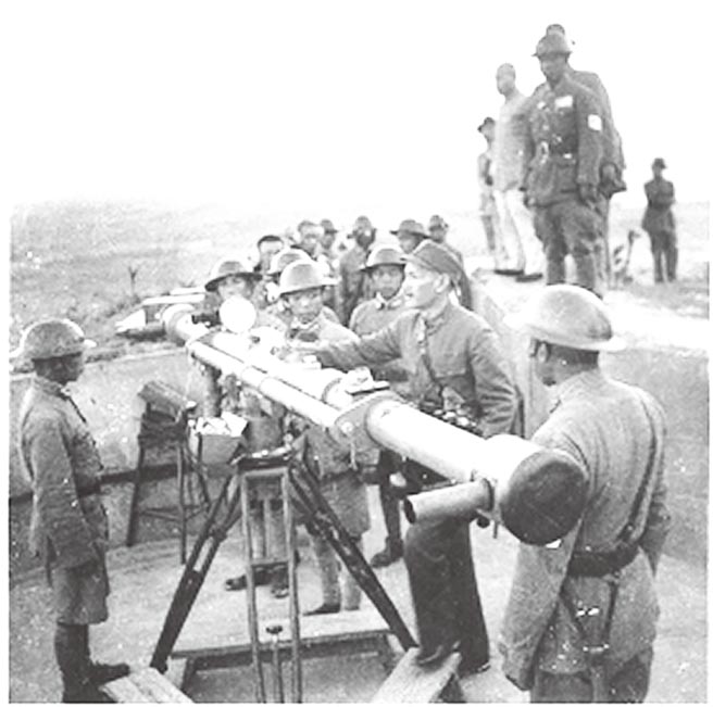 1937年，蔣委員長巡視江陰要塞區。（國史館提供）