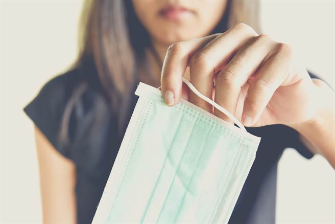 脱戴口罩学问大！戴错病毒全入侵(示意图/达志影像)