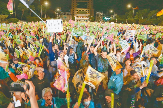 图为蔡英文造势活动中的英粉（本报资料照片）