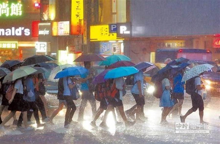 氣象局：2縣市大雨特報 入夜後北台灣下探12度。(資料照)

