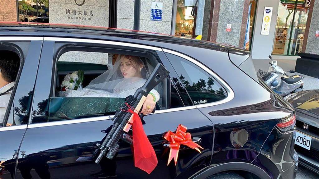 霸氣新娘丟「衝鋒槍」，網友笑翻。（照片來源：臉書《爆笑公社》）
