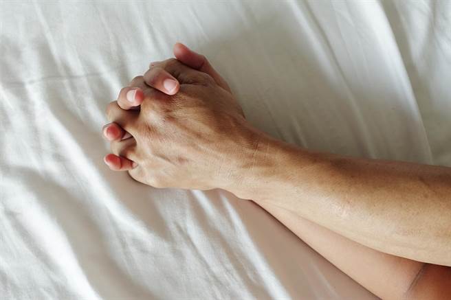 已婚警摩鐵滾床已婚護理師，被捉姦在床驚知對方老公也是警察。（達志影像/shutterstock提供）