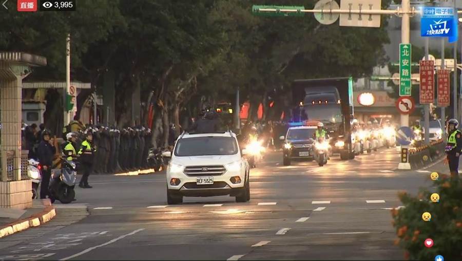 移柩車隊自三軍總醫院懷德廳出發後一路到國防部。(翻攝自直播影片)