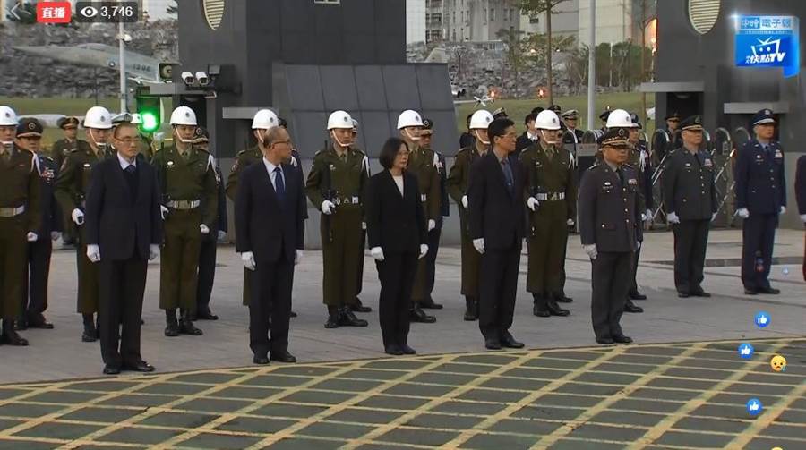 移柩車隊自三軍總醫院懷德廳出發後一路到國防部，總統蔡英文也率領國防部部長嚴德發等在場致敬，送黑鷹將士們最後一程。(翻攝自直播影片)