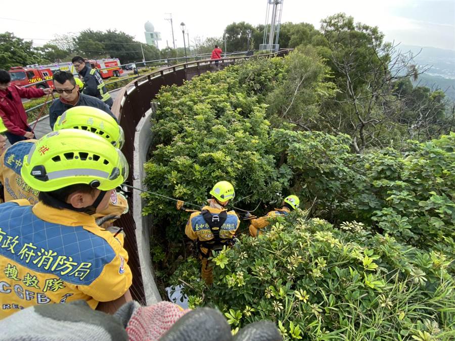 台中市一名35歲女子，受困望高寮觀景平台下邊坡，救難人員以捲筒式擔架（SKED）將傷者固定，並設置兩組繩索，大家齊心合力將該女子拉了上來。（台中市消防局提供／黃國峰台中傳真）