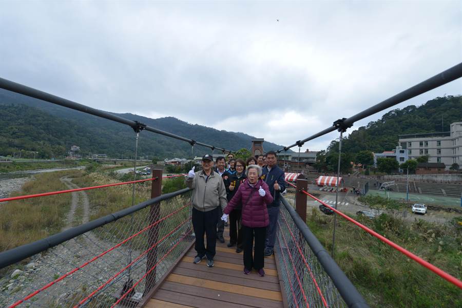 苗栗縣南庄鄉著名觀光地標「康濟吊橋」，去年底修復完成，13日重新啟用。（何冠嫻攝）