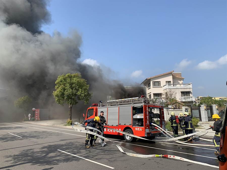 苗栗縣消防局趕抵灌救。（何冠嫻攝）