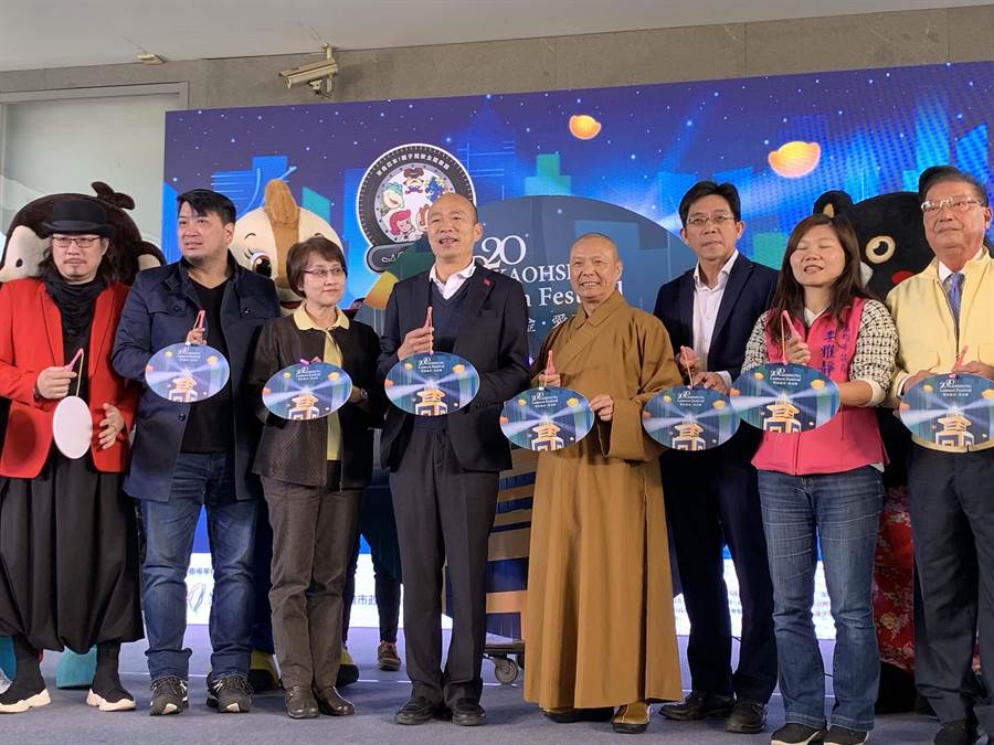 高雄市長韓國瑜（中）14日宣布，高雄燈會藝術節從1月29日大年初五登場，一連12天在愛河畔舉行。（柯宗緯攝）