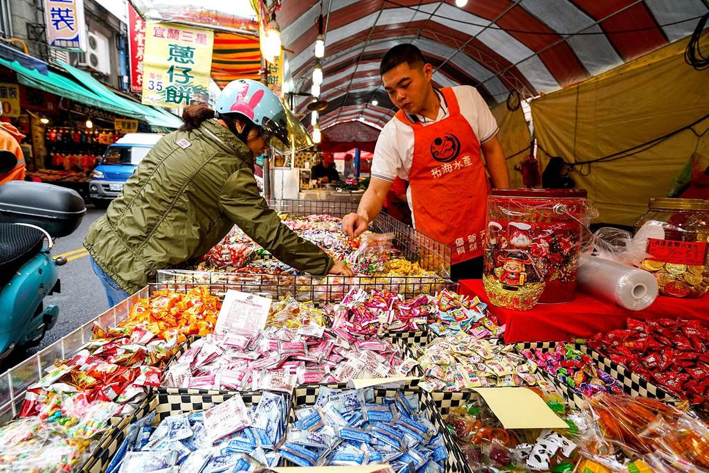 宜蘭縣羅東鎮的民生、開元市場春節年貨市集今天開幕,羅東鎮公所歡迎各地鄉親蒞臨羅東採買年貨。(李忠一攝)