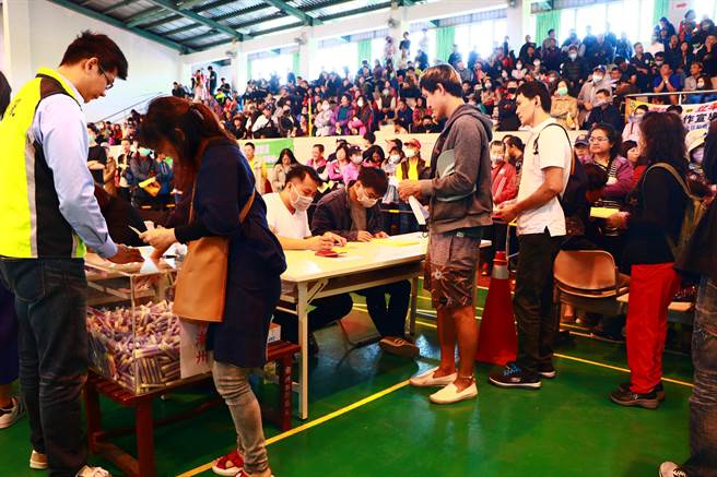 潮州鎮春節市集一般區336個攤位15日進行抽籤，近3000人再次上演「搶攤」戲碼，而因中籤率僅1成，結果可說是少家歡樂多家愁。（謝佳潾攝）