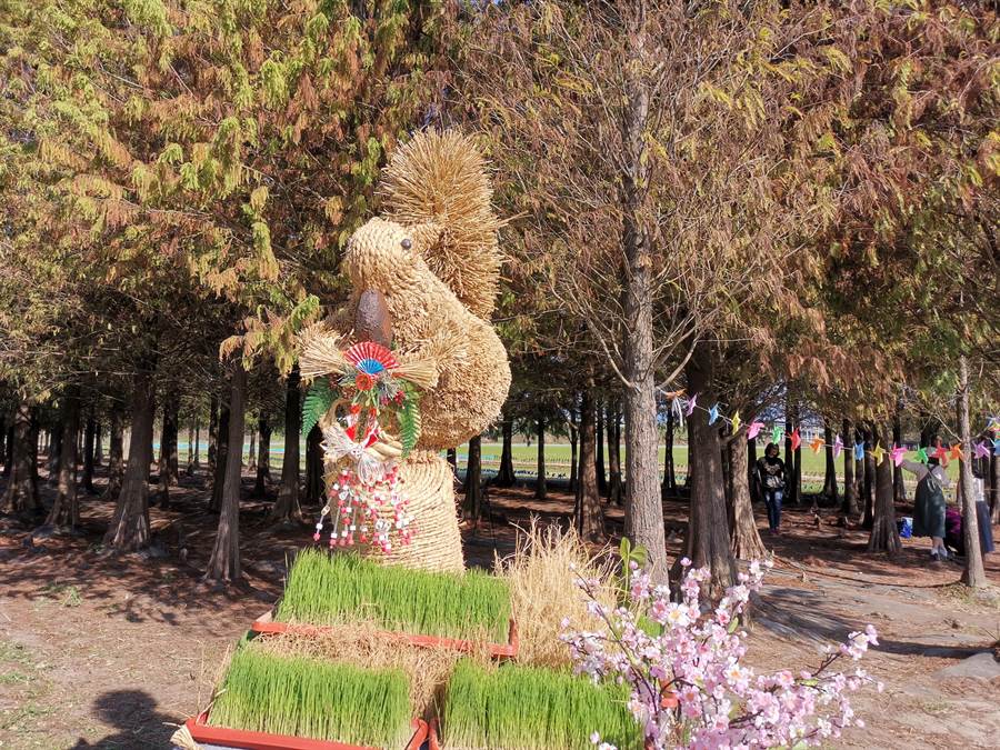 落羽松森林布置了許多可愛動物裝置，吸引遊客拍照打卡。（劉秀芬攝）