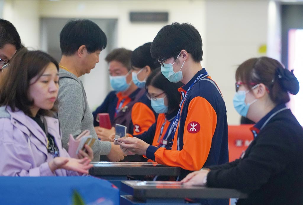 香港政府在全部口岸加強體溫檢測與抽查措施，特別為由武漢直接返港的旅客增加額外監測措施。圖／中新社