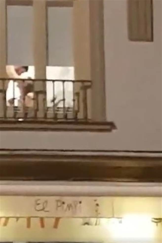 男女恩爱忘拉窗帘被录下(图片取自/movie.po-kaki)