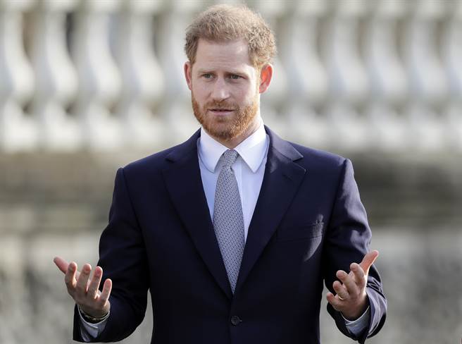 哈利王子16日在伦敦白金汉宫庭园公开现身。（美联社）