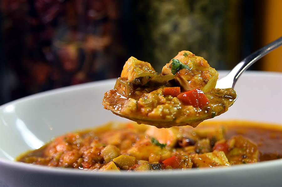 約瑟夫作的〈臭豆腐逗扁豆蔬菜〉，是以名豐臭豆腐和南印度的Sambar燉蔬菜咖哩「聯合演藝」，酸甜辣臭（香）交織，非常美味。（圖／姚舜）