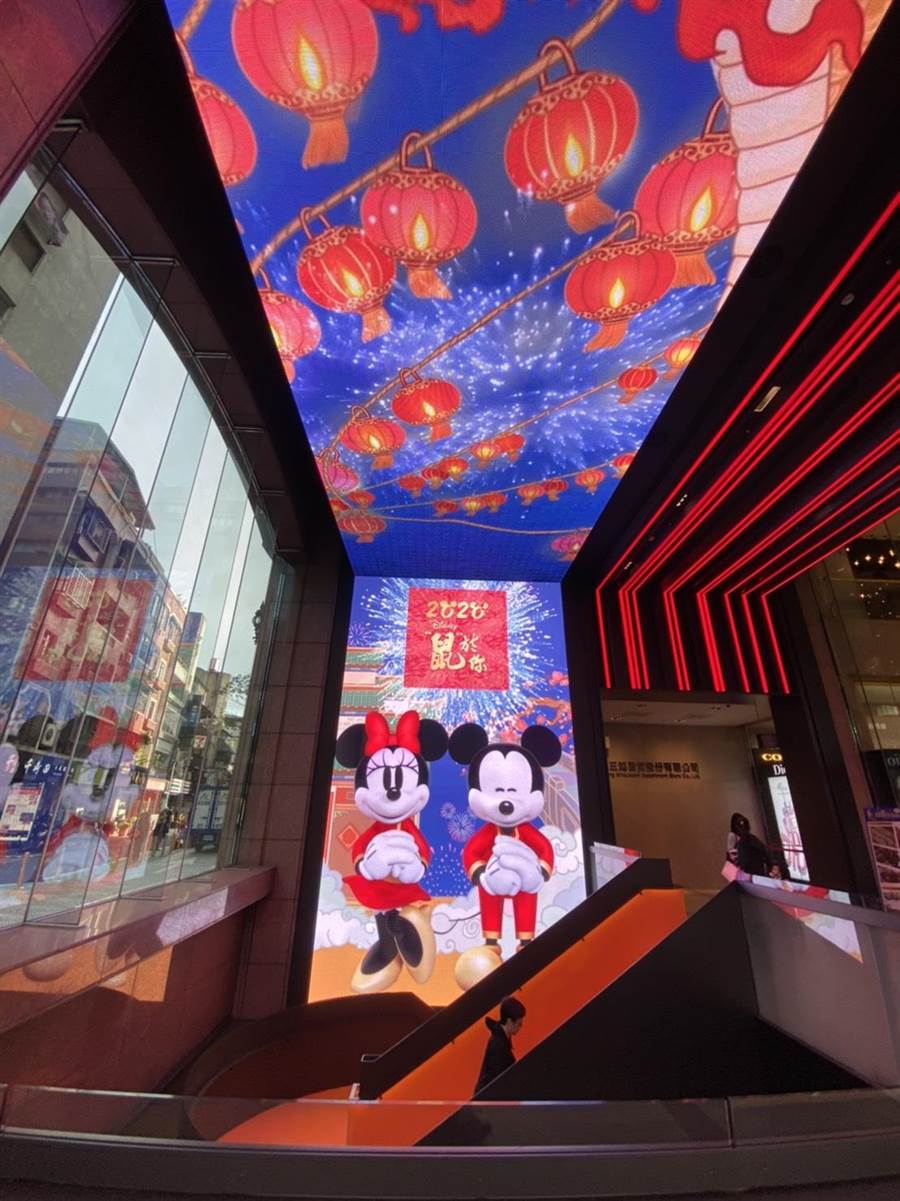 新光三越南西店首見20公尺LED 米奇和書法大師來拜年 - 消費 - 中時