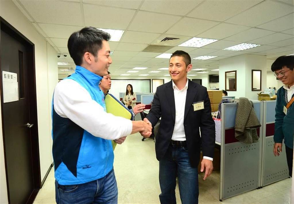 國民黨立委蔣萬安（左）與民進黨智庫新境界基金會副執行長吳怡農吳怡農（右）。（資料照片 張薷攝）