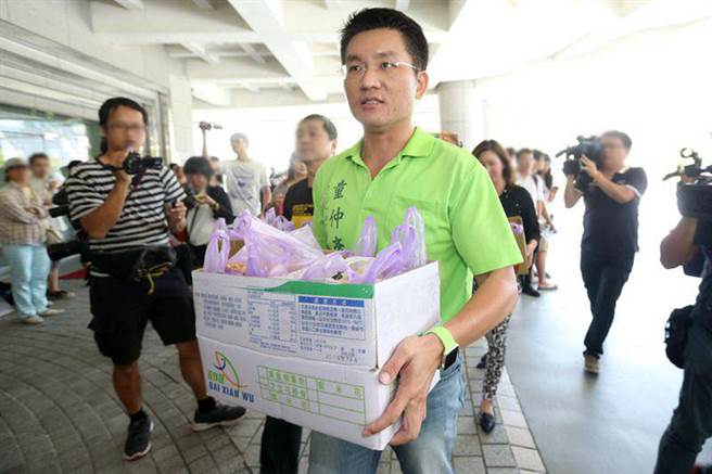 童仲彦创党党徽出炉！网羞：69党（图／摘自童仲彦脸书）