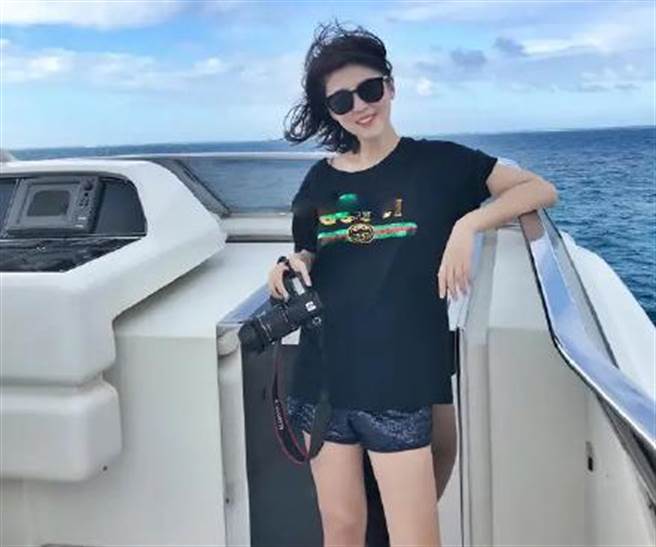 「@露小宝LL」开豪车闯故宫事件在网上发酵后，这名女网友的微博照片与抖音视频成为大陆网民搜索的目标，发现绝大部份都是炫富内容，展现其高檔消费能力。图为@露小宝LL的游艇照。（图／微博）