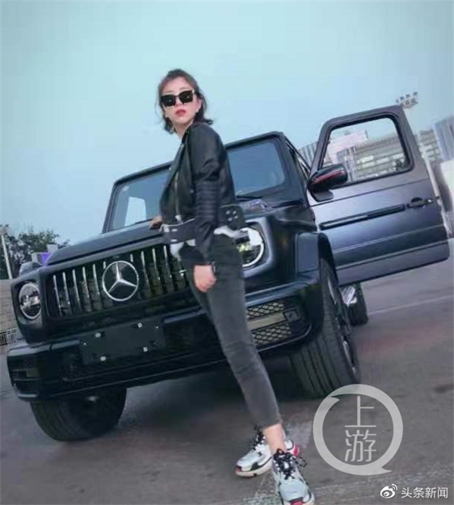 「@露小宝LL」在网上晒出号称是北京第一辆的宾士G63越野车，就是开进故宫的豪车。（图／微博）