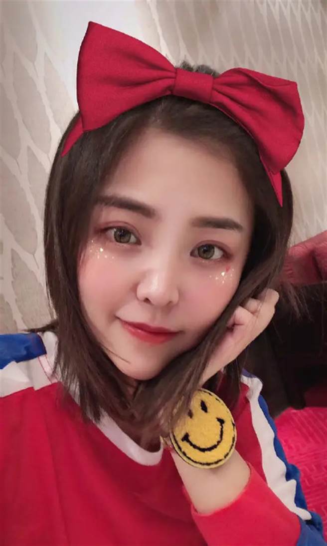 「@露小宝LL」网上晒出的美妆照，熟悉她的知情人士说，她经常在抖音上炫富，算是个小网红。（图／微博）