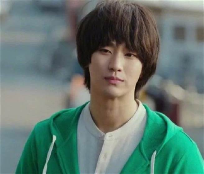 金秀賢客串《愛的迫降》成為第五中隊來到南韓的幫助者。（圖／翻攝自tvN）