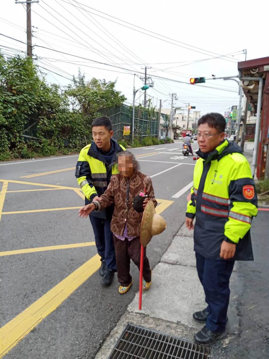 97歲老婦採買年貨跌坐路旁警助返家。(平鎮警分局提供／呂筱蟬桃園傳真)