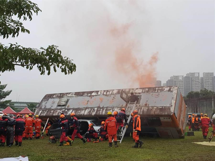 慶祝119消防節，新北市今天上午在板橋浮洲藝術河濱公園，擴大舉辦消防節誌慶活動。（讀者提供/吳家詮傳真）