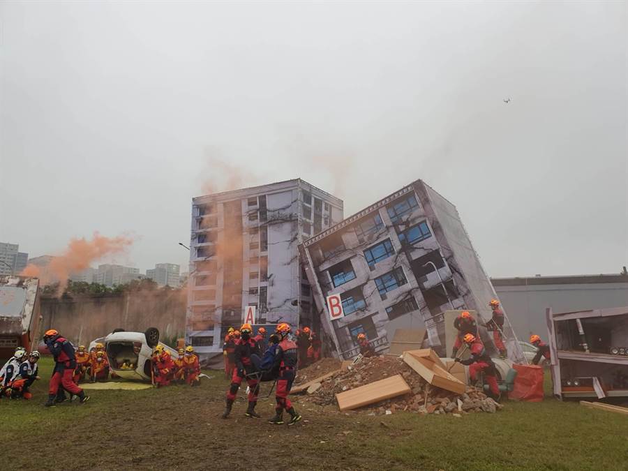 上午活動首次以民間為主軸，真實呈現市府面對地震衍生房屋倒塌、重大車禍及大量傷病患等複合式災害時，義消、民防、民間救難團體、宗教團體、防災社區及防災企業等民間力量，成功完成救援任務。（讀者提供/吳家詮傳真）