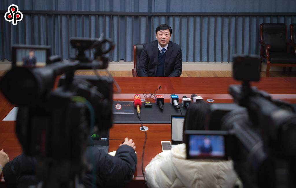 1月19日，武漢市疾病預防控制中心主任、主任醫師李剛在現場回答記者提問。專家和政府工作人員稱，疫情可防可控。 （新華社）