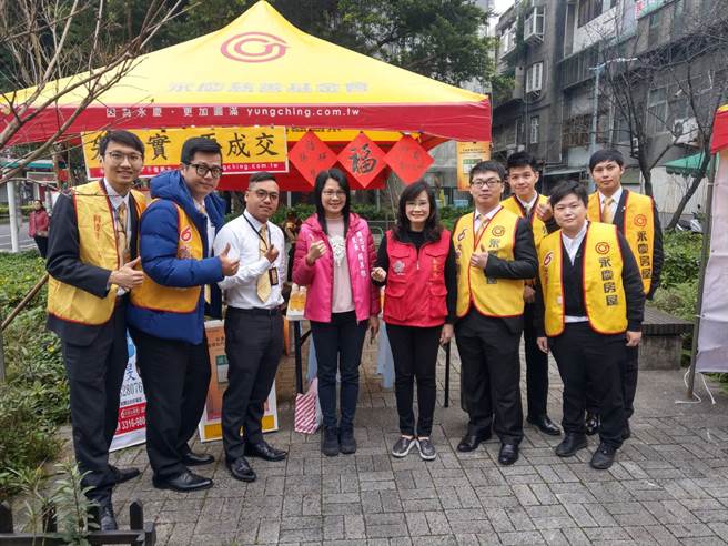 永庆房屋松山区店长李为乔(左三)与同仁参加社区活动，与精忠里里长赖美旭(左四)、台北市议员秦慧珠(左五)一同合影。