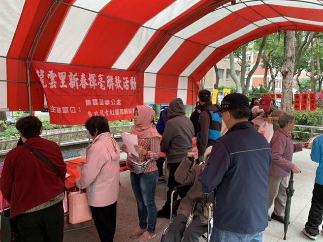 在大安区四维公园民眾踊跃排队领取春联墨宝。