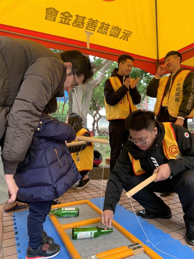 大朋友、小朋友一起玩钓酒瓶游戏。