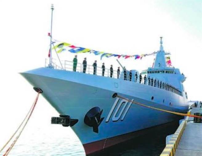 解放军第一艘055型驱逐舰「南昌」舰12日在青岛军港正式入列服役的画面。（新华网）