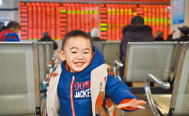 過年倒數，A股紅包行情看好。圖為四川成都某證券交易大廳內小男孩。（中新社資料照片）