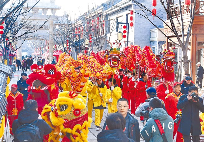 1月17日，古城迎春，舞獅舞龍隊伍在山東青島即墨踩街巡遊表演。（新華社）