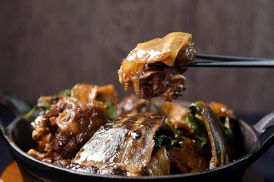 只要預訂，在大直〈欣葉．鐘菜〉餐廳可以嘗到由傳統台灣酒家菜改良升級的菜式，如膠質豐富的〈三杯甲魚〉就是。（圖／姚舜）
