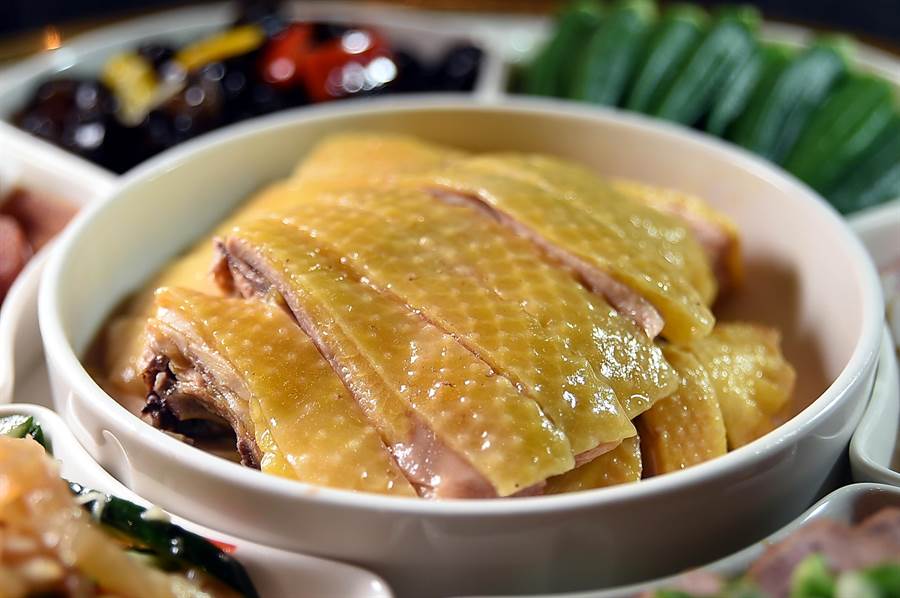 〈欣葉．鐘菜〉菜單上的〈鹽水雞〉，是用溫體屠宰的閹雞烹製，肉質細嫩中帶有嚼勁。（圖／姚舜）